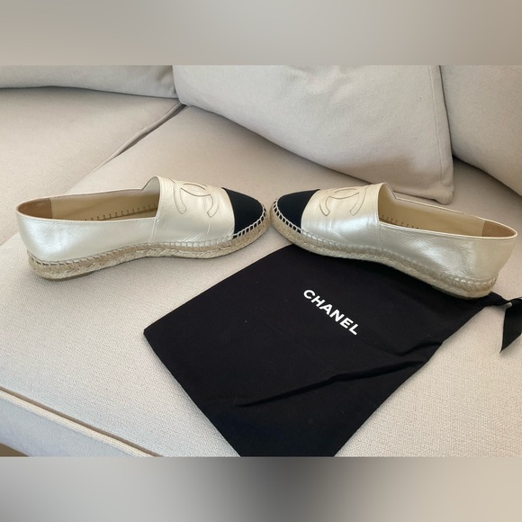 CHANEL CREAM LEATHER CC ESPADRILLES WITH CROSSGRAIN BLACK TOE SIZE 38 FR - US 7 - Picture 6 of 14